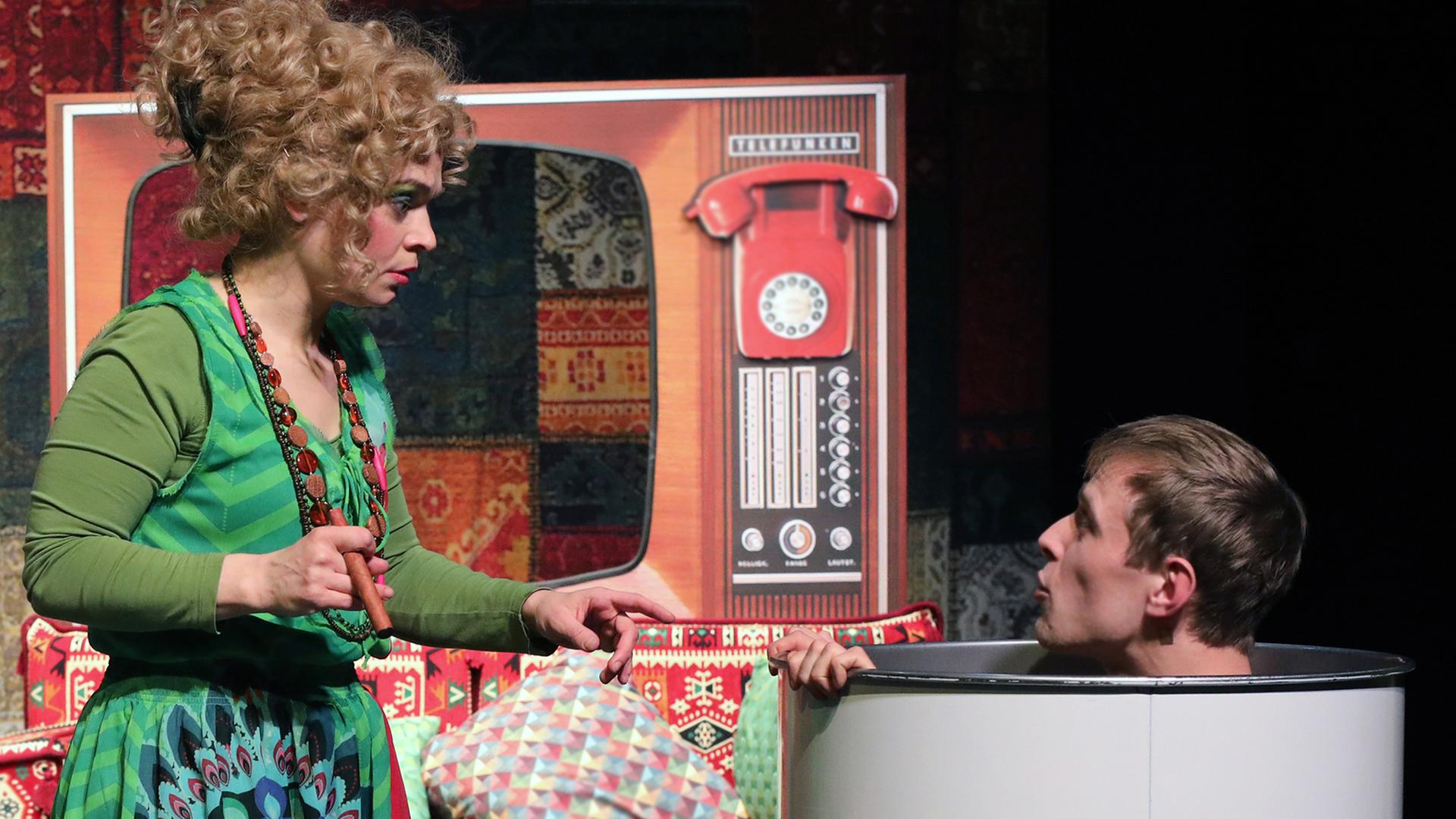 Szenenfoto aus "Konrad oder das Kind aus der Konservendose" am Theater an der Parkaue in Berlin Szenenfoto aus "Konrad oder das Kind aus der Konservendose" am Theater an der Parkaue in Berlin