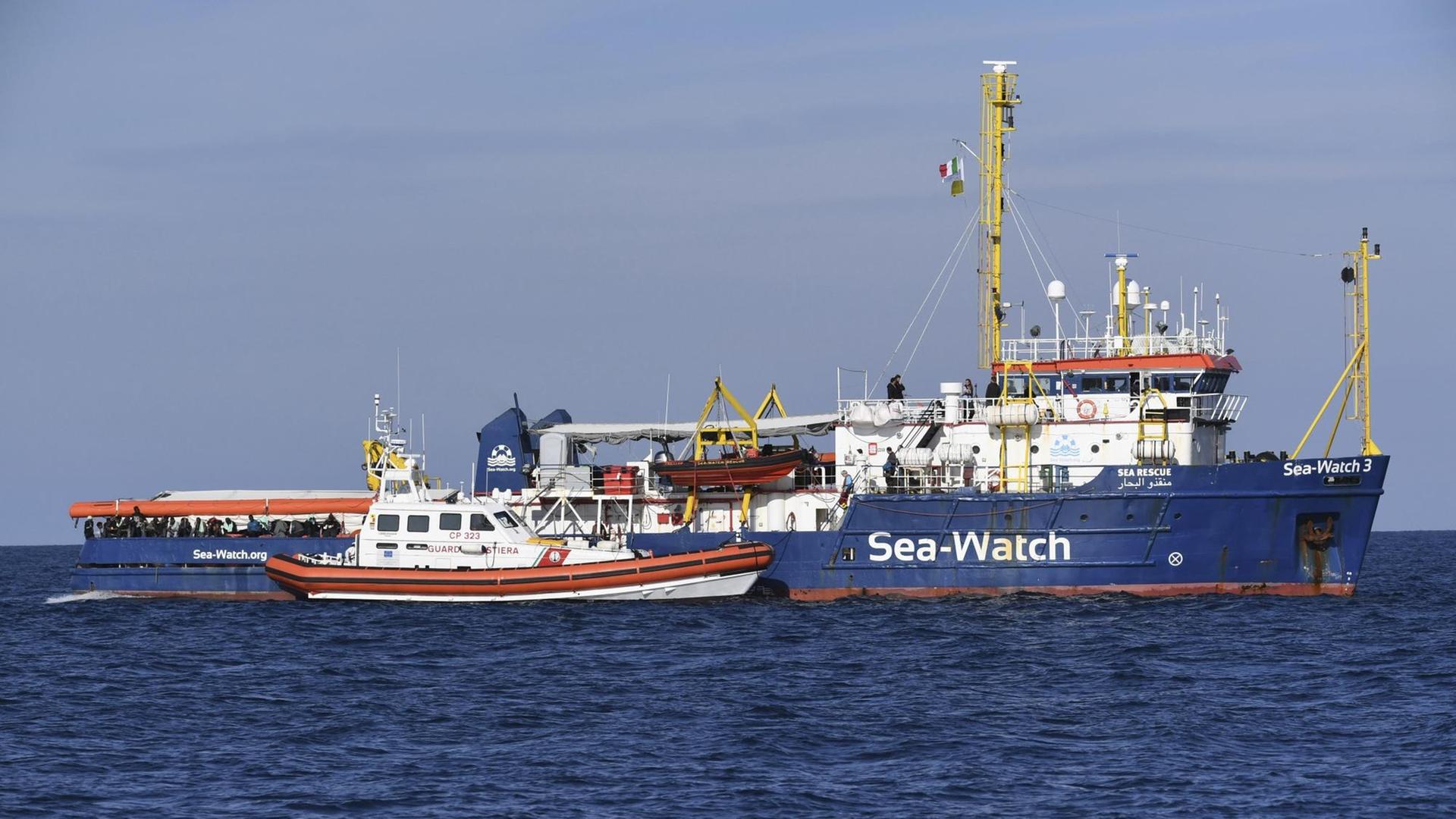 Das Foto zeigt das Schiff "Sea-Watch 3" und ein Schff der italienischen Küstenwache.