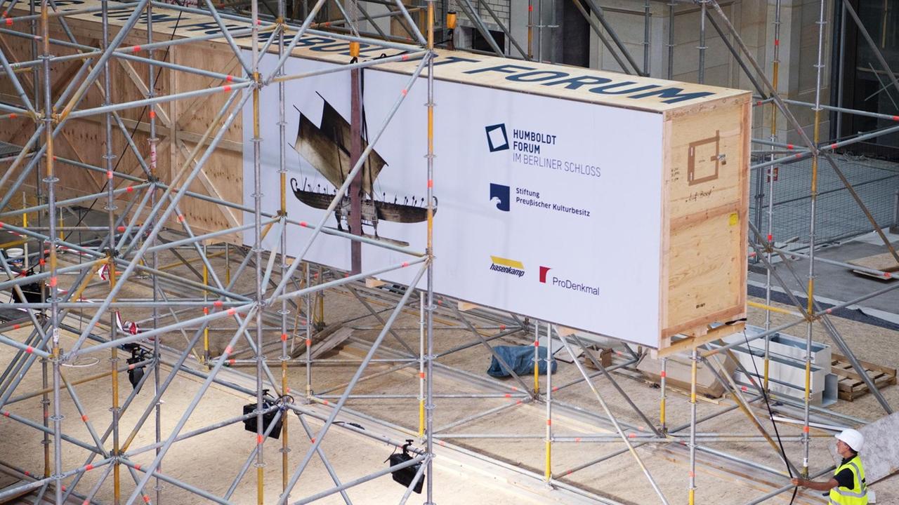 Eine Transport-Kiste mit dem ersten Ausstellungs-Großobjekt, einem ozeanischen Luf-Boot aus dem Ethnologischen Museum, wird im Humboldt-Forum in den Ausstellungssaal im ersten Obergeschoss gehoben. Eine Transport-Kiste mit dem ersten Ausstellungs-Großobjekt, einem ozeanischen Luf-Boot aus dem Ethnologischen Museum, wird im Humboldt-Forum in den Ausstellungssaal im ersten Obergeschoss gehoben.