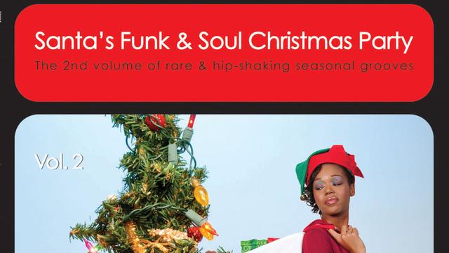 Auf dem Cover der CD "Santa's Funk & Soul Christmas Party" ist eine Frau verkleidet als Weihnachtself zu sehen neben einem geschmückten Tannenbaum.
