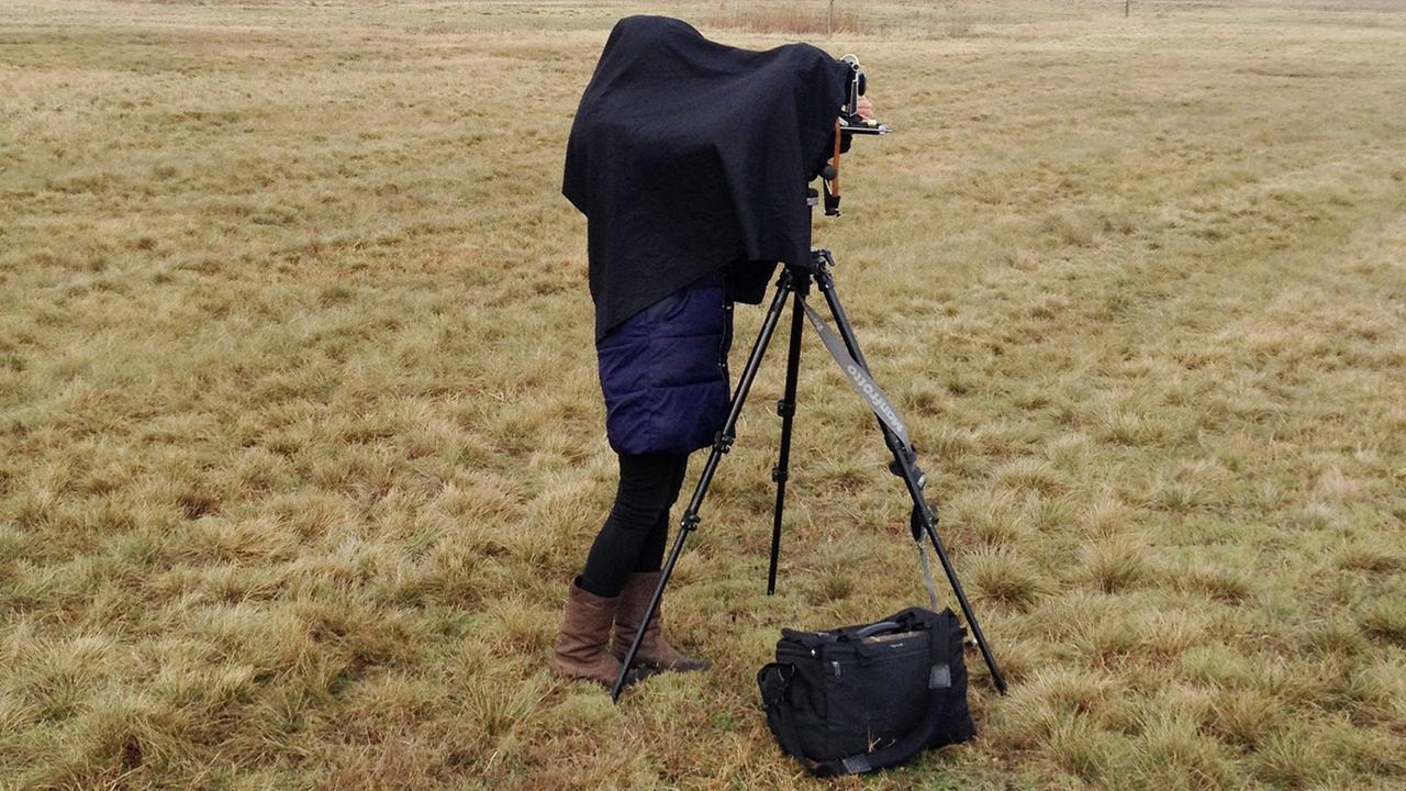 Die Fotografin Anne Heinlein bei ihrer Arbeit in Lenschow. Die Fotografin Anne Heinlein bei ihrer Arbeit in Lenschow.