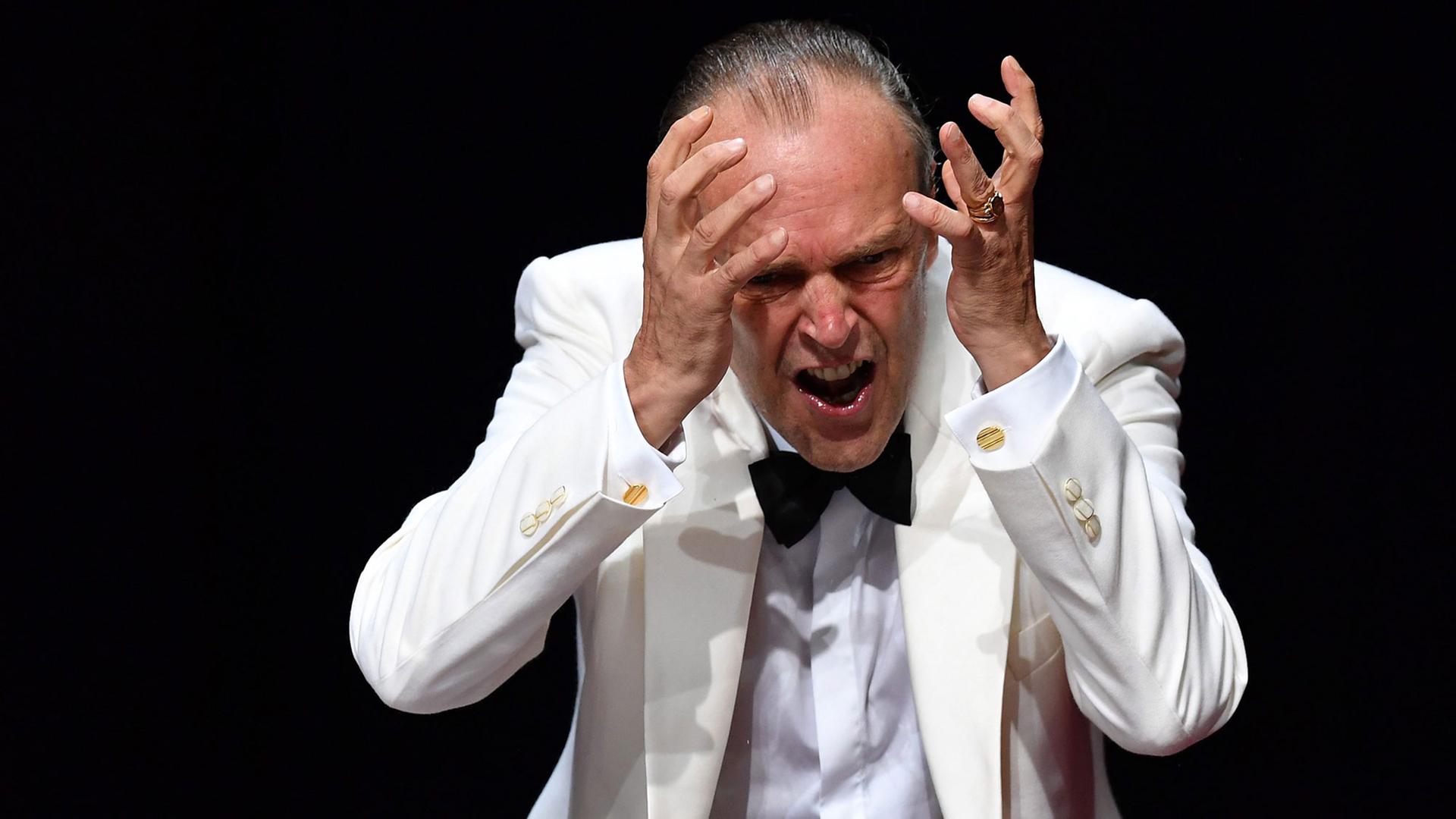 Der Schauspieler und künstlerische Leiter der Salzburger Festspiele Sven-Eric Bechtolf in der Rolle des Doktors in Thomas Bernhards "Der Ignorant und der Wahnsinnige" auf der Bühne des Landestheaters in Salzburg Der Schauspieler und künstlerische Leiter der Salzburger Festspiele Sven-Eric Bechtolf in der Rolle des Doktors in Thomas Bernhards "Der Ignorant und der Wahnsinnige" auf der Bühne des Landestheaters in Salzburg