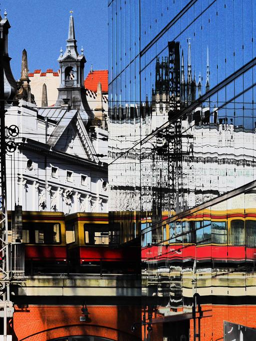 Das Theater des Westens in der Kantstraße mit der S-Bahn auf der Hochbahn in Berlin Charlottenburg