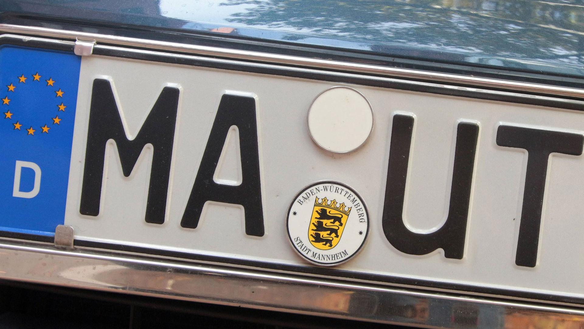 Ein Nummernschild mit den Buchstaben MA-UT als Symbolbild für die Mauterhebung über die elektronische Erkennung und Erfassung von Fahrzeug-Kennzeichen