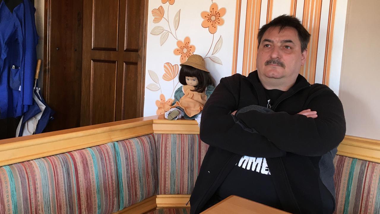 Elektriker Klaus Paschos ist genervt: mit schnellen Internet könnte er an manchen Tagen von zu Hause aus arbeiten. Elektriker Klaus Paschos ist genervt: mit schnellen Internet könnte er an manchen Tagen von zu Hause aus arbeiten.