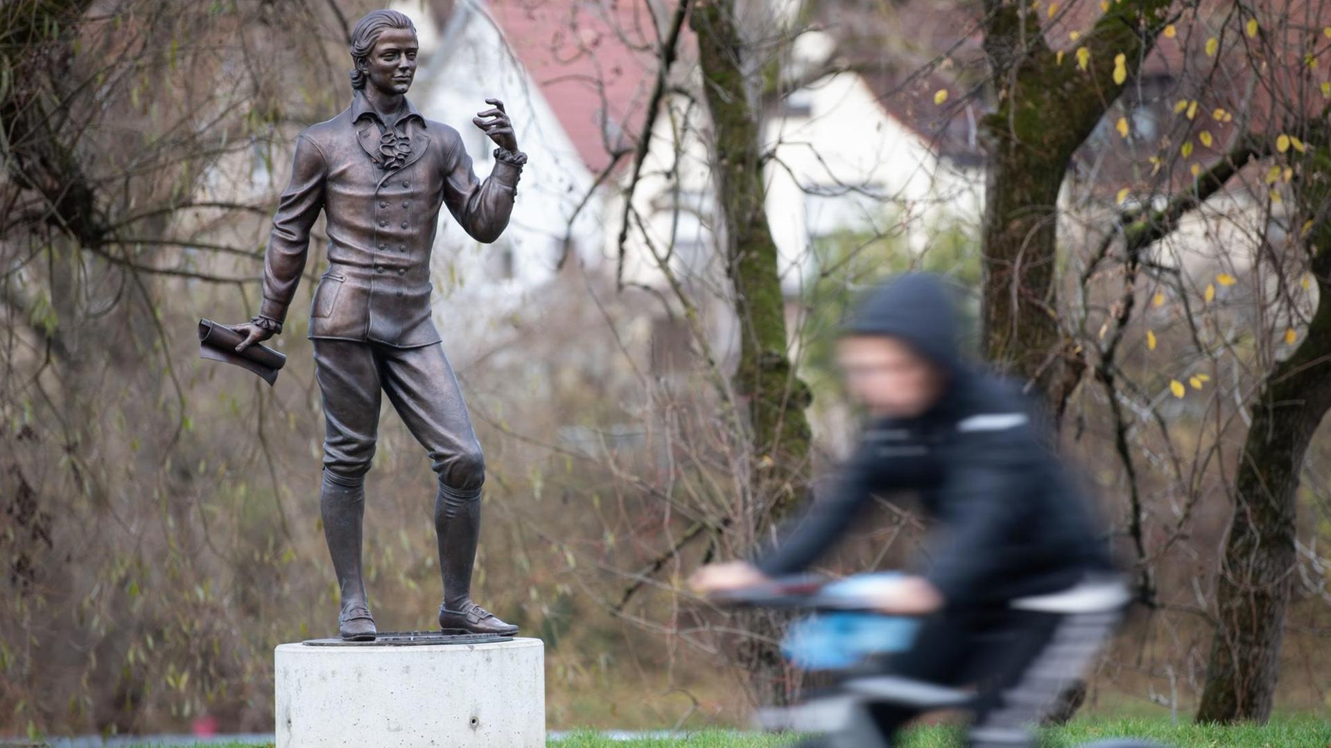 Ein Fahrradfahrer passiert die Skulptur von Friedrich Hölderlin in Nürtingen. Ein Fahrradfahrer passiert die Skulptur von Friedrich Hölderlin in Nürtingen.