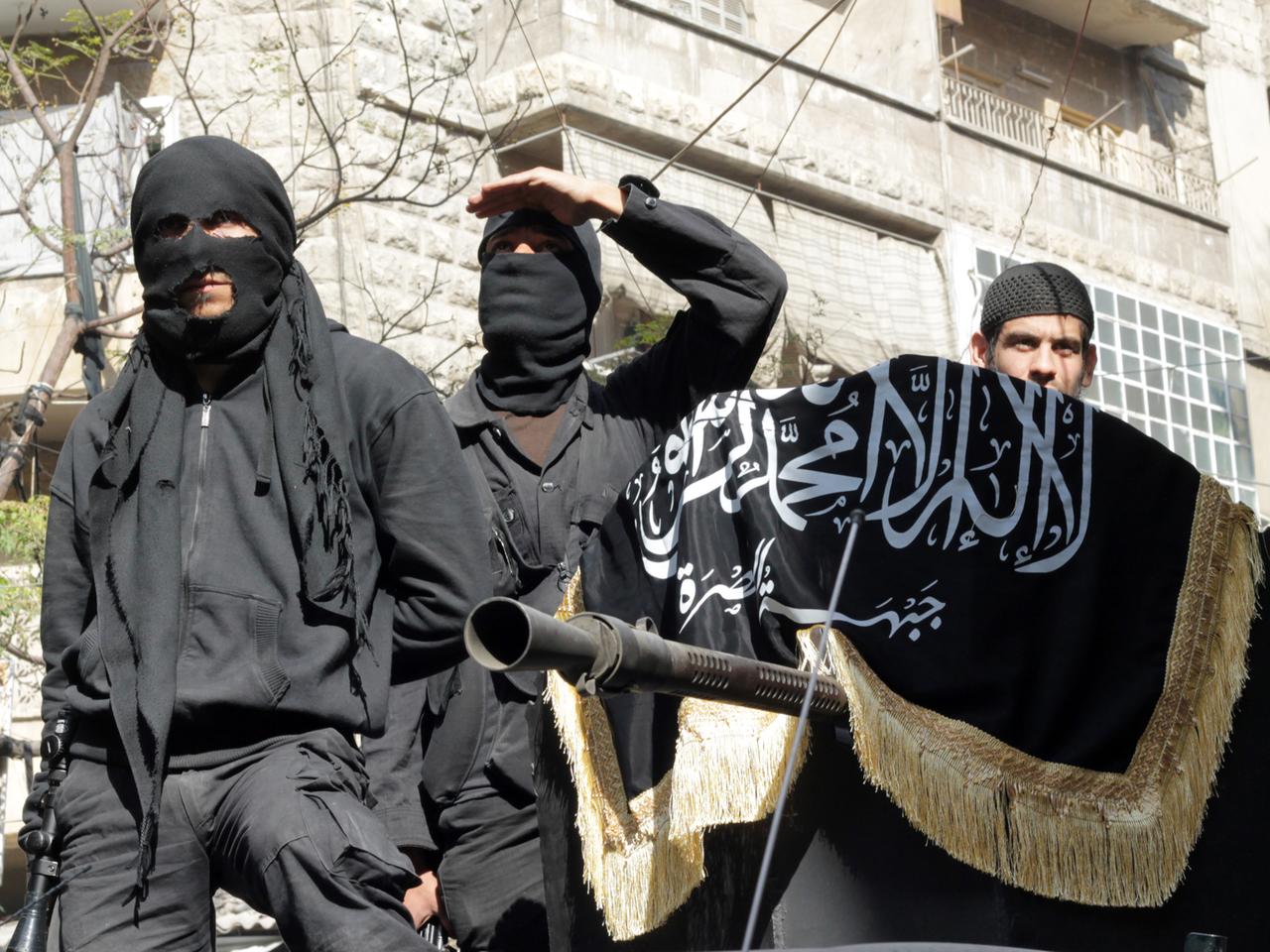 Unterstützer der Terrorgruppe IS während einer Demonstration in Syrien. Unterstützer der Terrorgruppe IS während einer Demonstration in Syrien.