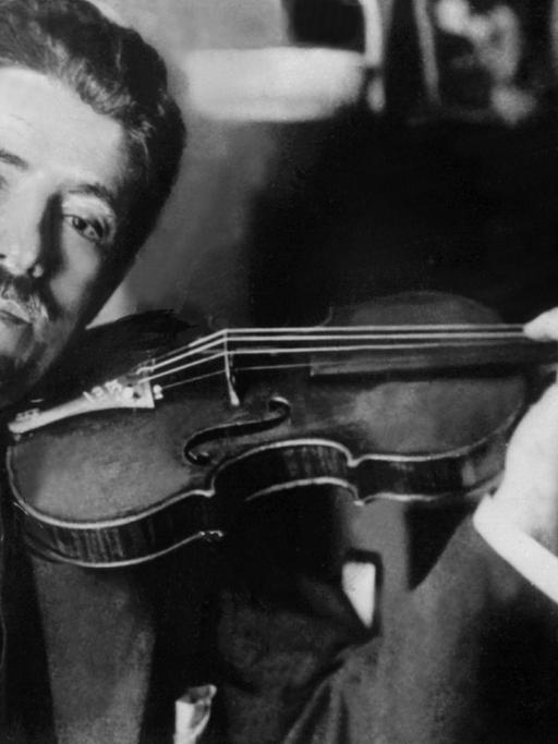 Der österreichische Violinist und Komponist Fritz Kreisler mit seiner Geige (undatierte Aufnahme). Er wurde am 2. Februar 1875 in Wien geboren und starb am 29. Januar 1962 in New York. |