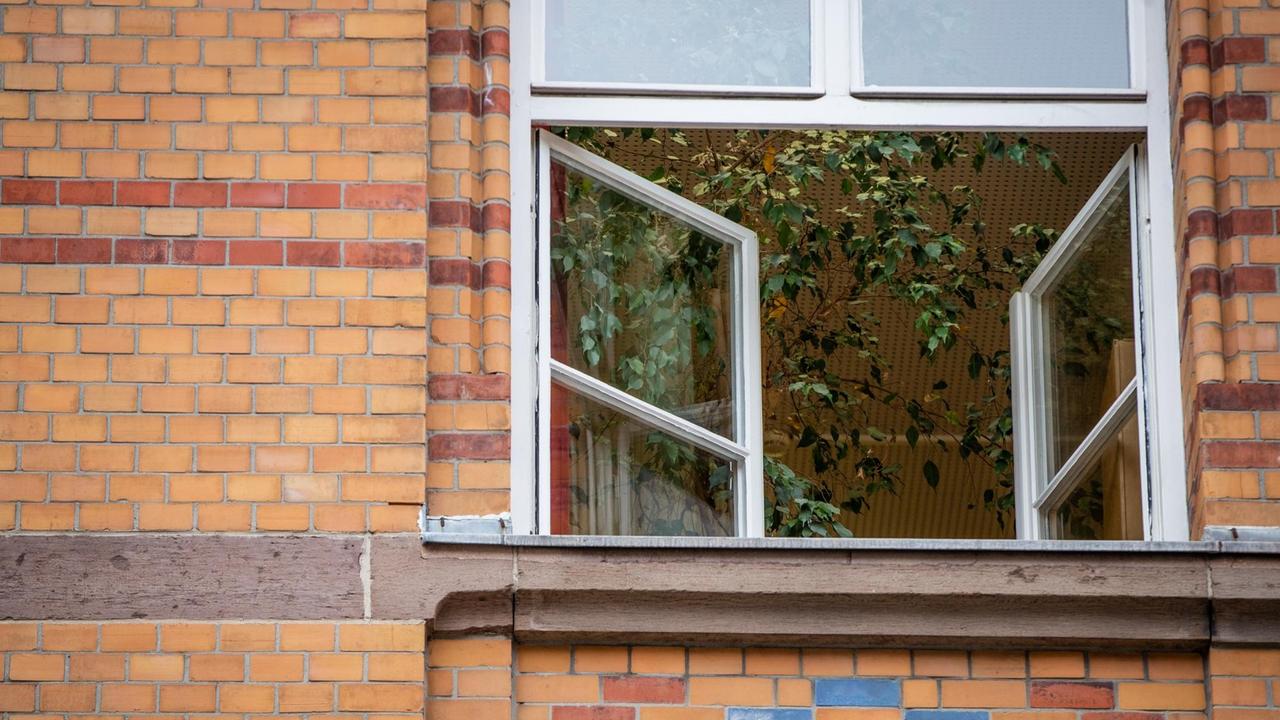 Ein Fenster an einer Grundschule ist zum Lüften geöffnet. Ein Fenster an einer Grundschule ist zum Lüften geöffnet.