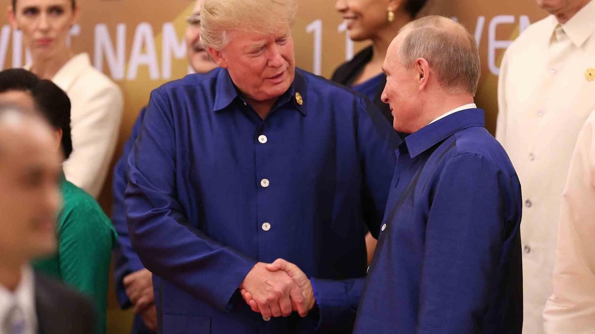 US-Präsident Trump und der russische Staatschef Putin schütteln sich die Hand. Sie haben sich auf dem Apec-Gipfel getroffen. US-Präsident Trump und der russische Staatschef Putin schütteln sich die Hand. Sie haben sich auf dem Apec-Gipfel getroffen.