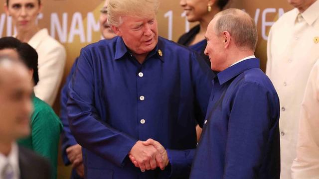 US-Präsident Trump und der russische Staatschef Putin schütteln sich die Hand. Sie haben sich auf dem Apec-Gipfel getroffen.