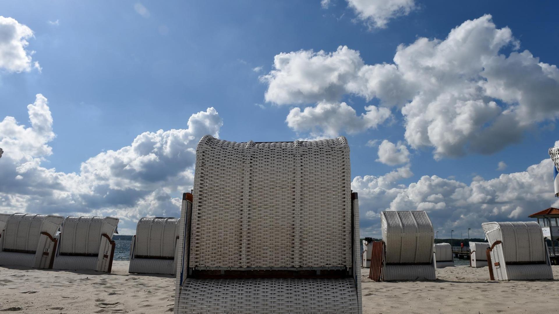 Wolken ziehen über den Strand von Glücksburg in Schleswig-Holstein. Wolken ziehen über den Strand von Glücksburg in Schleswig-Holstein.
