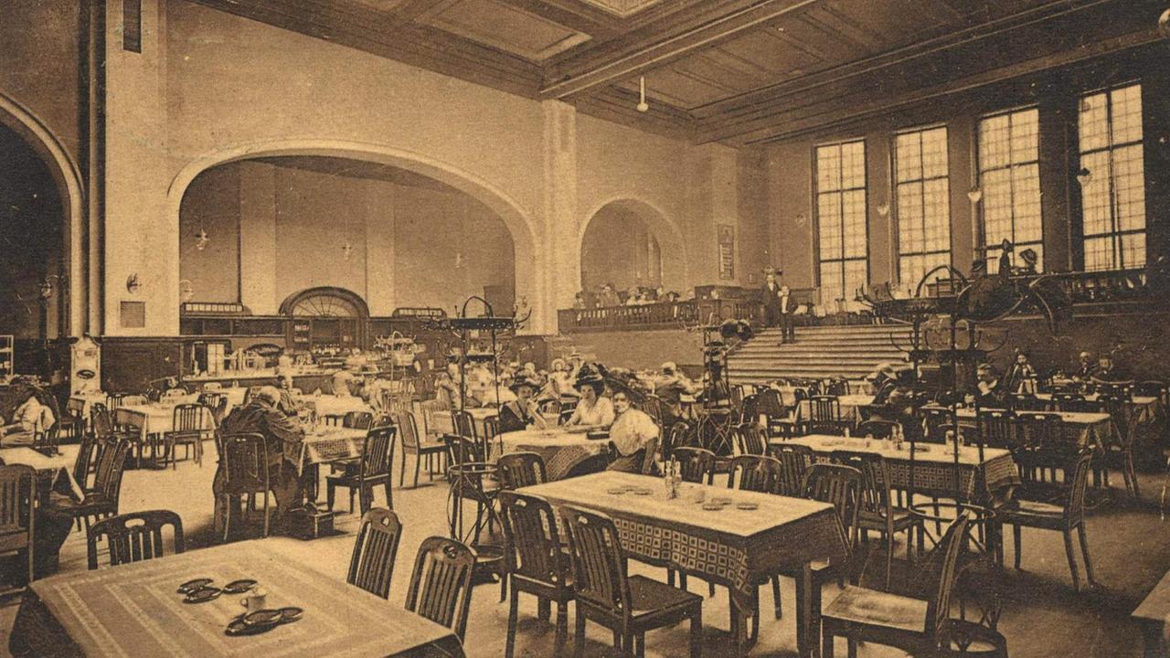 Wartende im Wartesaal am Hauptbahnhof Leipzig um 1915.