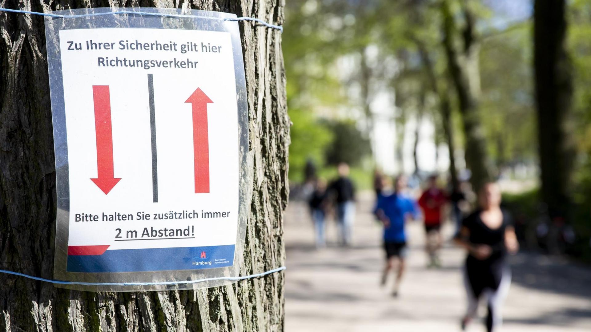 Hinweisschilder vom Bezirksamt Hamburg-Nord mit dem Hinweis auf Mindestabstand an der Außenalster in Hamburg. Hinweisschilder vom Bezirksamt Hamburg-Nord mit dem Hinweis auf Mindestabstand an der Außenalster in Hamburg.