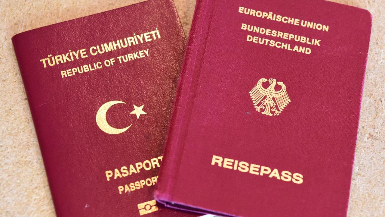 Ein deutscher und ein türkischer Pass werden am 15.12.2016 während der Landtagssitzung in Kiel (Schleswig-Holstein) in die Kamera gehalten. Das Thema doppelte Staatsbürgerschaft wird die Parlamentarier in ihrer Sitzung am Freitag beschäftigen. Ein deutscher und ein türkischer Pass werden am 15.12.2016 während der Landtagssitzung in Kiel (Schleswig-Holstein) in die Kamera gehalten. Das Thema doppelte Staatsbürgerschaft wird die Parlamentarier in ihrer Sitzung am Freitag beschäftigen.
