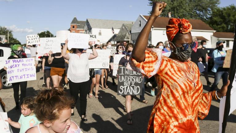Eine Schwarze Frau hebt bei der Demonstration von Black Lives Matter im US-amerikanischen Sherrard Park ihre Faust.