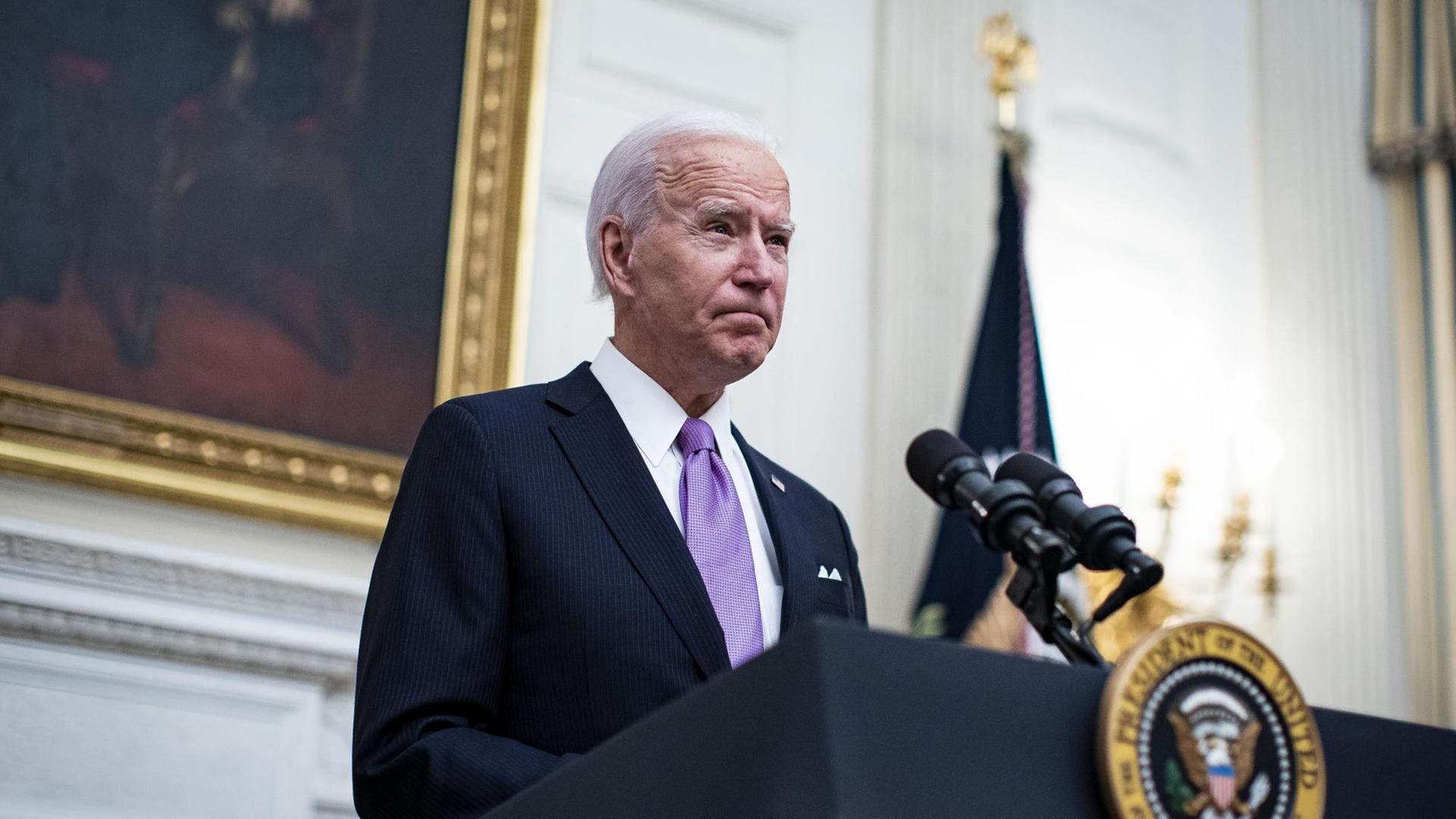 Der neue US-Präsident Joe Biden spricht im State Dining Room des Weißen Hauses vor dem Mikrofon am ersten Tag nach seiner Amtseinführung. Der neue US-Präsident Joe Biden spricht im State Dining Room des Weißen Hauses vor dem Mikrofon am ersten Tag nach seiner Amtseinführung.