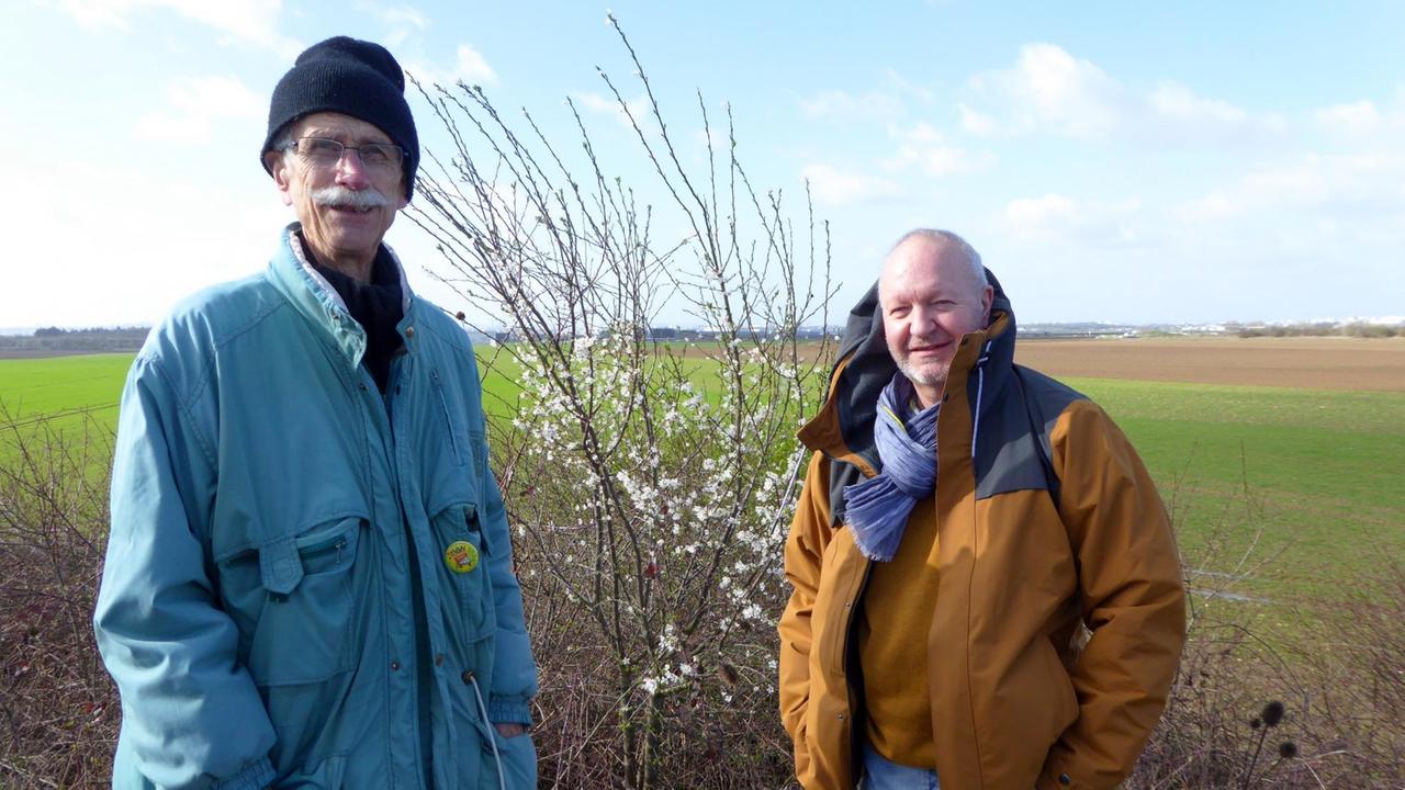 Bernard Loup (links) und Jean-Yves Souben wollen die fruchtbaren Felder von Gonesse erhalten. Ein Gericht hat ihnen Recht gegeben. Bernard Loup (links) und Jean-Yves Souben wollen die fruchtbaren Felder von Gonesse erhalten. Ein Gericht hat ihnen Recht gegeben.