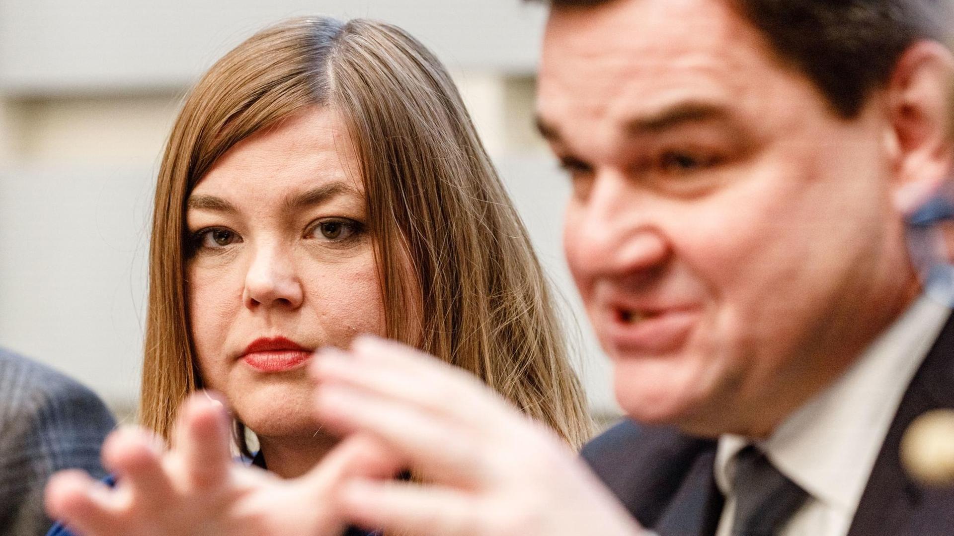 Katharina Fegebank (Bündnis90/DieGrünen), Vize-Bürgermeisterin, und Marcus Weinberg (CDU), Spitzenkandidat zur Bürgerschaftswahl 2020, sitzen während einer Podiumsdiskussion zur Bürgerschaftswahl auf dem Podium. Katharina Fegebank (Bündnis90/DieGrünen), Vize-Bürgermeisterin, und Marcus Weinberg (CDU), Spitzenkandidat zur Bürgerschaftswahl 2020, sitzen während einer Podiumsdiskussion zur Bürgerschaftswahl auf dem Podium.
