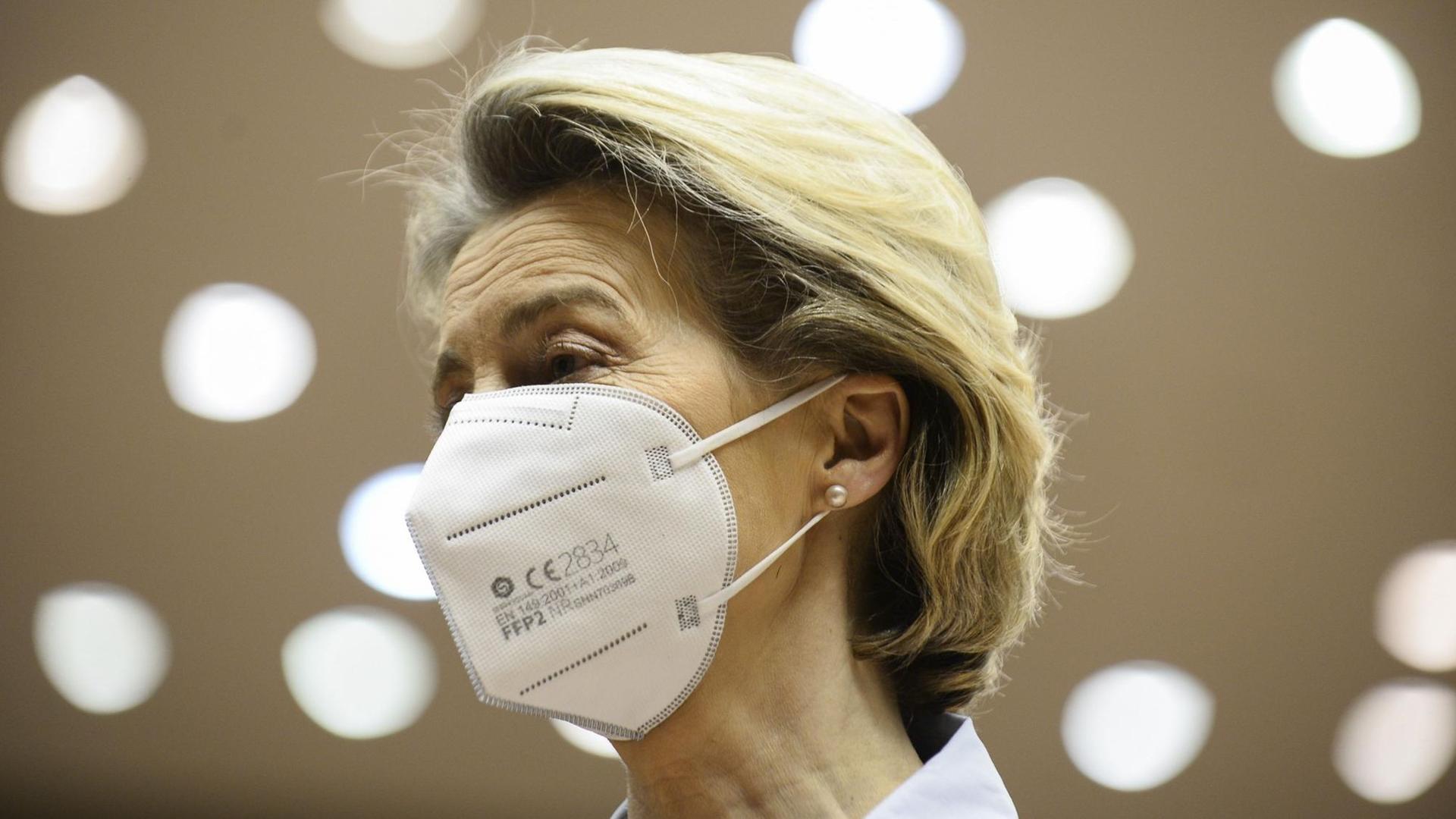 Ursula von der Leyen mit Mundschutz. Ursula von der Leyen mit Mundschutz.