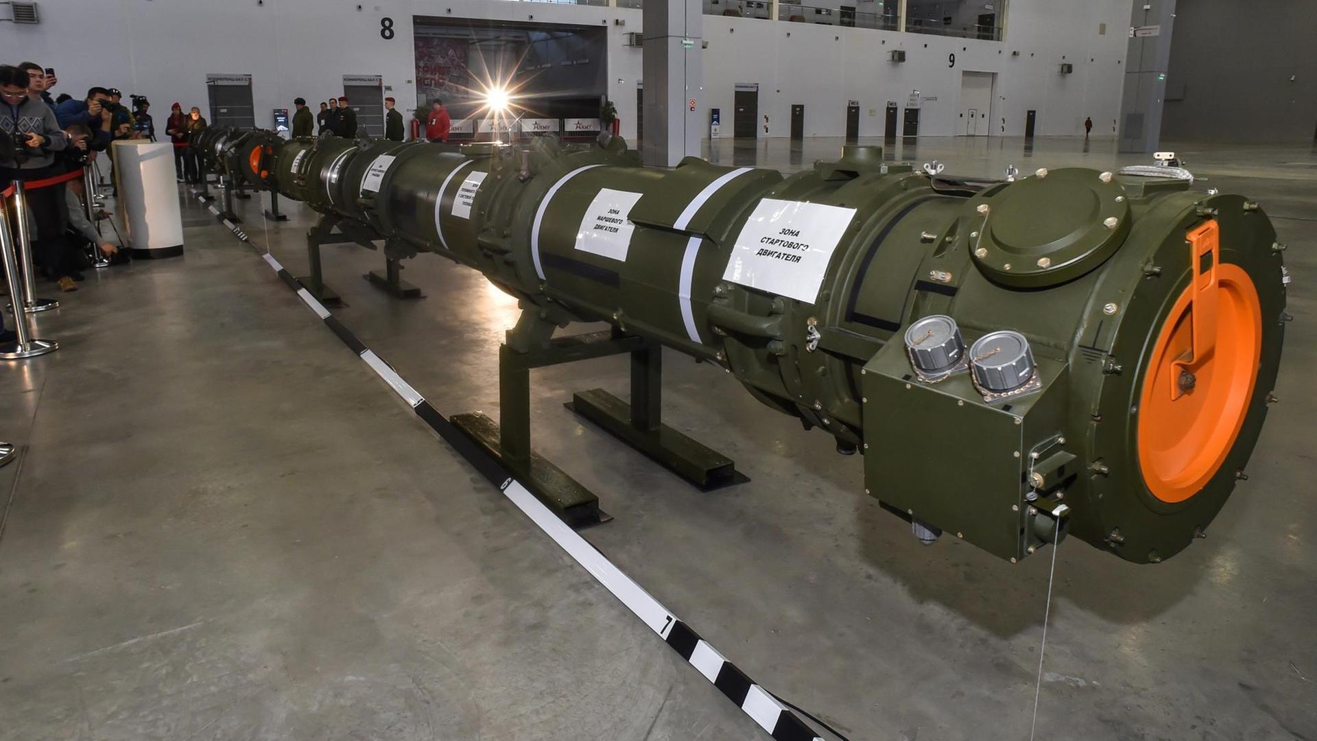 Der Marschflugkörper 9M729 wird in einer Halle präsentiert. Der Marschflugkörper 9M729 wird in einer Halle präsentiert.