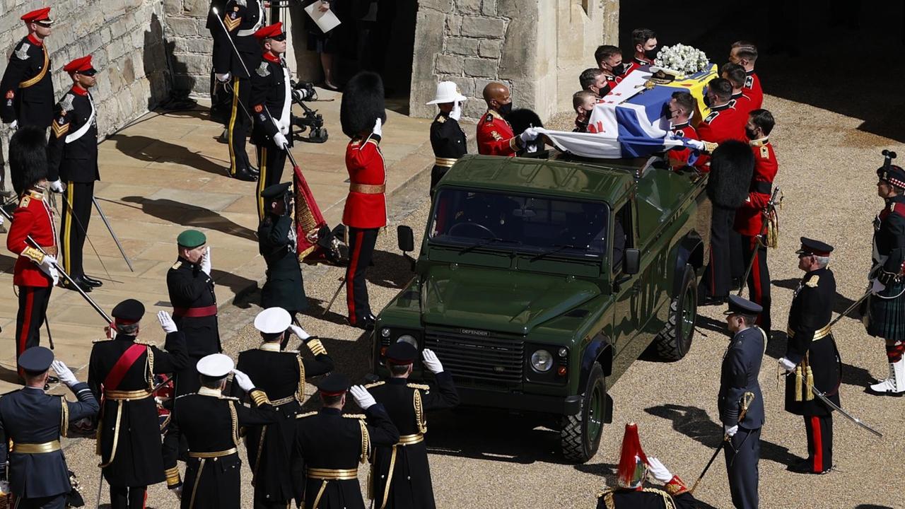 Prinz Philips Sarg wurde auf einem nach seinen Plänen umgebauten Landrover transportiert. Prinz Philips Sarg wurde auf einem nach seinen Plänen umgebauten Landrover transportiert.