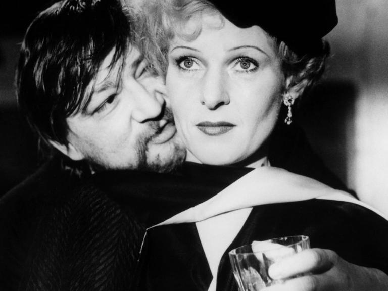 Rainer Werner Fassbinder und Rosel Zech in "Die Sehnsucht der Veronika Voss"