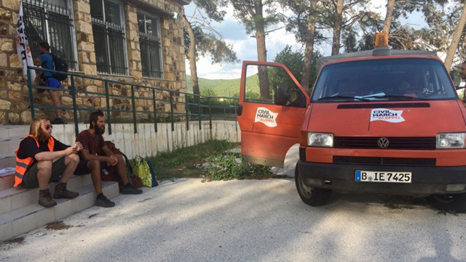 Eine alte Schule im Dorf Doriko 43 Kilometer vor der türkischen Grenze. Hier hängen die Aktivisten fest.