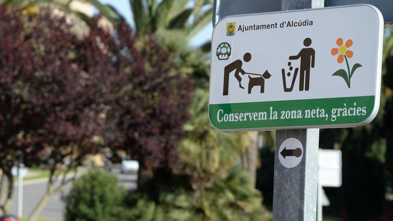 Ein Schild fordert zu Rücksicht und Sauberkeit auf, fotografiert am 05.05.2016 in Alcudia im Norden von Mallorca (Spanien). Im Hintergrund Mülltonnen für die Mülltrennung. Ein Schild fordert zu Rücksicht und Sauberkeit auf, fotografiert am 05.05.2016 in Alcudia im Norden von Mallorca (Spanien). Im Hintergrund Mülltonnen für die Mülltrennung.