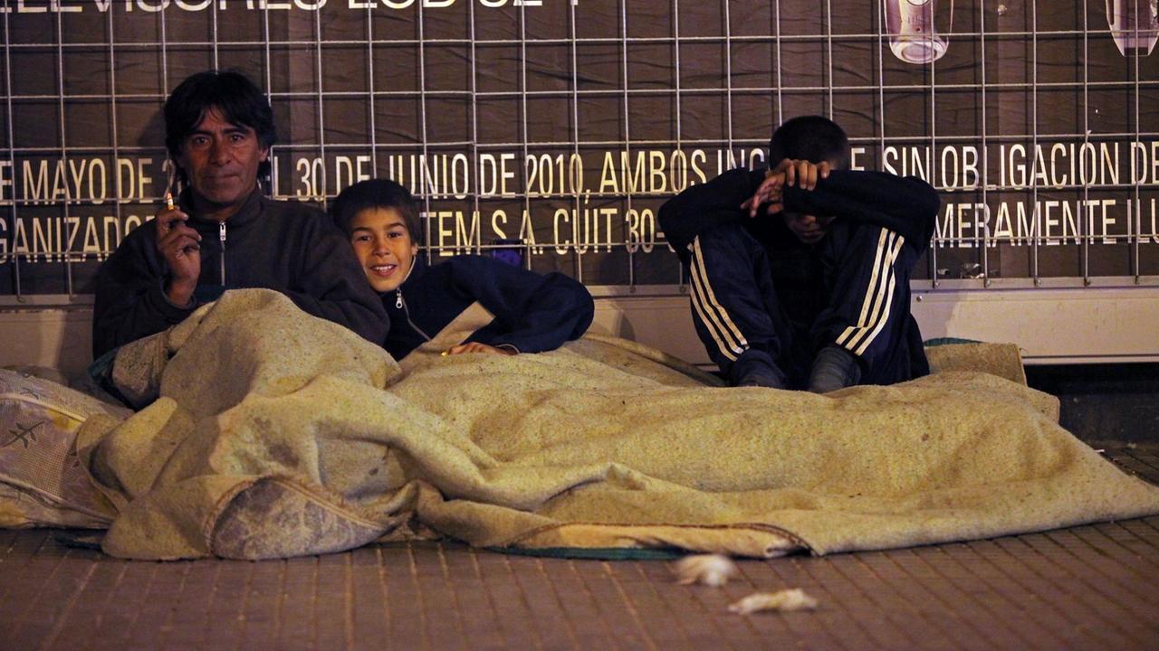 Eine obdachlose Familie in der Innenstadt der argentinischen Hauptstadt Buenos Aires