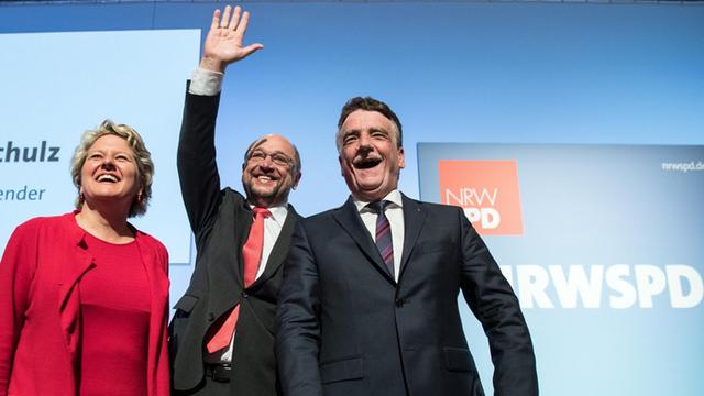 Der designierte SPD-Landesvorsitzende Michael Groschek , der SPD-Vorsitzende Martin Schulz und die designierte Generalsekretärin Svenja Schulz stehen am 10.06.2017 in Duisburg (Nordrhein-Westfalen) in der Mercatorhalle auf der Bühne.
