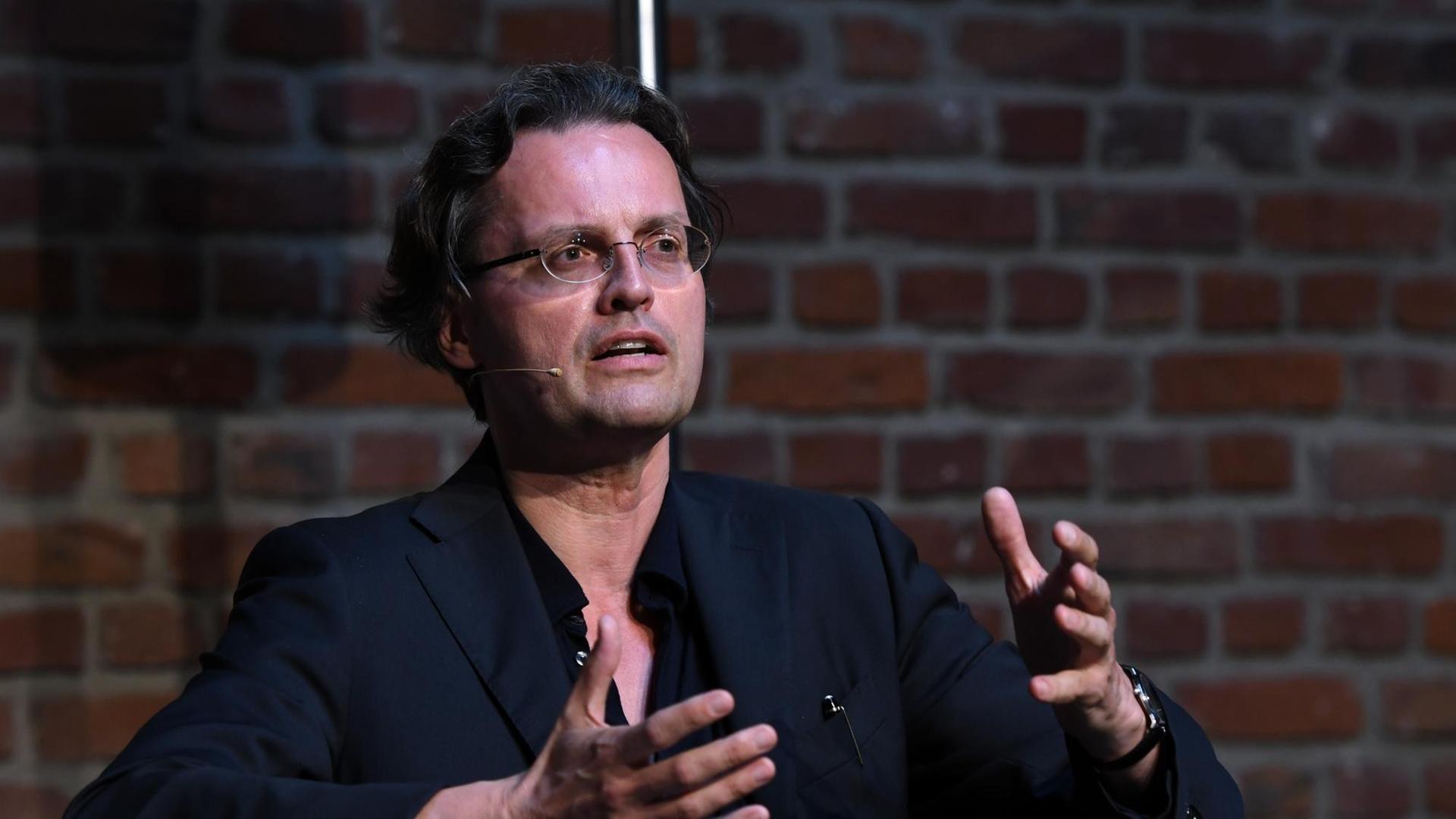 Der Medienwissenschaftler und Autor Bernhard Pörksen liest und diskutiert am 09.06.2018 in Köln auf der 6. phil.cologne. Der Medienwissenschaftler und Autor Bernhard Pörksen liest und diskutiert am 09.06.2018 in Köln auf der 6. phil.cologne.