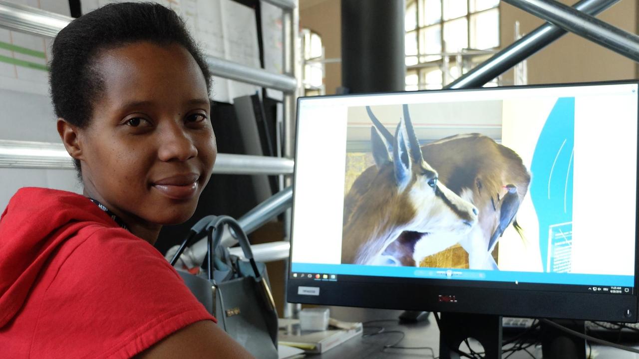 Erica präsentiert ein Objekt aus der Wanderausstellung. Erica präsentiert ein Objekt aus der Wanderausstellung.