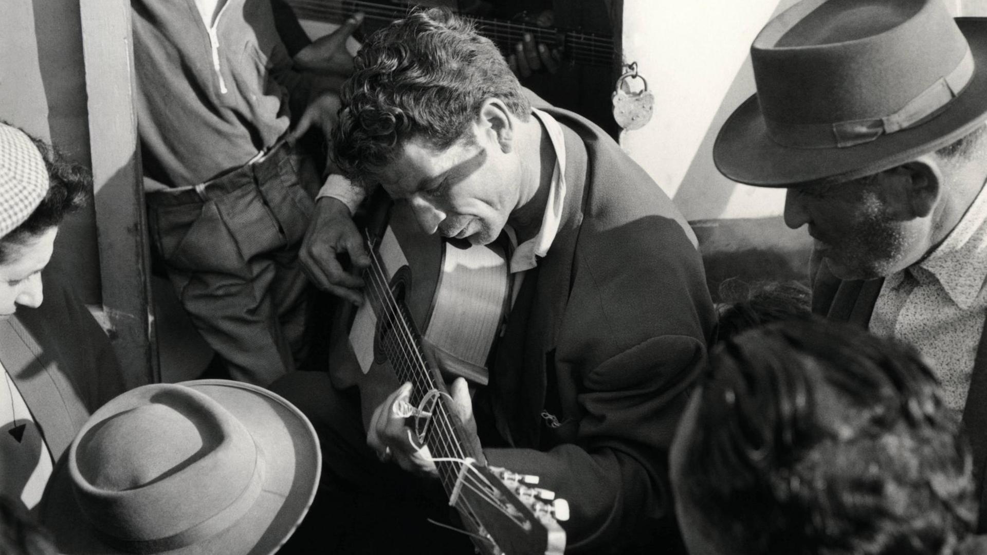 Manitas de Plata (eigentlich Ricardo Baliardo); französischer Gitarrist. Foto, 1965. Manitas de Plata (eigentlich Ricardo Baliardo); französischer Gitarrist. Foto, 1965.