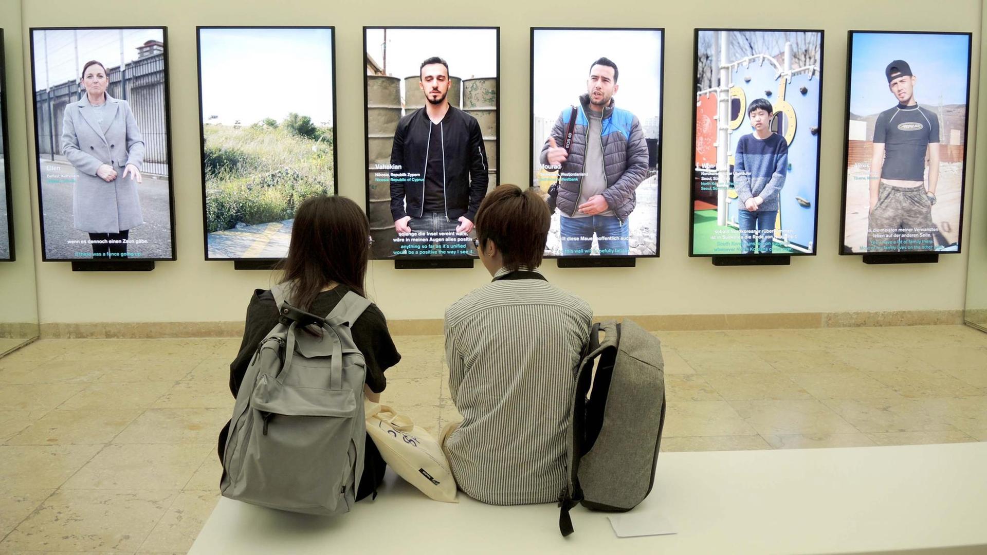 24.05.2018, Italien, Venedig: Besucher betrachten die Ausstellung «Unbuilding Walls» der Architektengruppe Graft im deutschen Pavillon der 16. Internationalen Architektur-Biennale. Die 16. Ausgabe der Internationale Architektur-Biennale ist vom 26. Mai bis zum 25. November 2018 für das Publikum geöffnet. Foto: Lena Klimkeit/dpa | Verwendung weltweit 24.05.2018, Italien, Venedig: Besucher betrachten die Ausstellung «Unbuilding Walls» der Architektengruppe Graft im deutschen Pavillon der 16. Internationalen Architektur-Biennale. Die 16. Ausgabe der Internationale Architektur-Biennale ist vom 26. Mai bis zum 25. November 2018 für das Publikum geöffnet. Foto: Lena Klimkeit/dpa | Verwendung weltweit