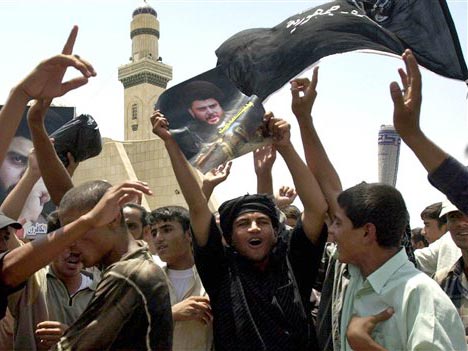 Anhänger des radikalen Schiiten-Predigers Muktada El Sadr nach dem Mittagsgebet im südirakischen Basra