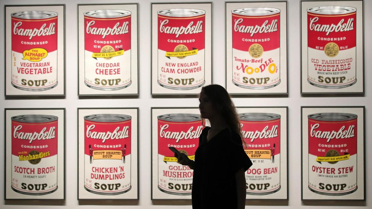 Die berühmten "Campbell's Soup Cans" von Andy Warhol in einer Ausstellung. 