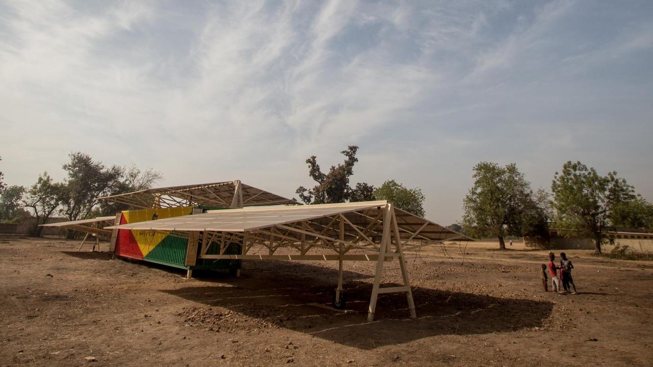 Das aufgebaute Mini-SolarKraftwerk des deutschen Start-ups "African GrenTec" im malischen Djoliba steht wie drei Dächer in der Steinwüste. Das aufgebaute Mini-SolarKraftwerk des deutschen Start-ups "African GrenTec" im malischen Djoliba steht wie drei Dächer in der Steinwüste.
