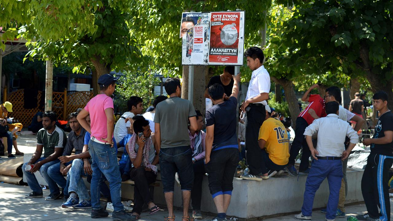 Athen, Viktoria-Platz. Flüchtlinge aus Afghanistan, Syrien und dem Iran versammeln sich neben Wahlplakaten. Athen, Viktoria-Platz. Flüchtlinge aus Afghanistan, Syrien und dem Iran versammeln sich neben Wahlplakaten.