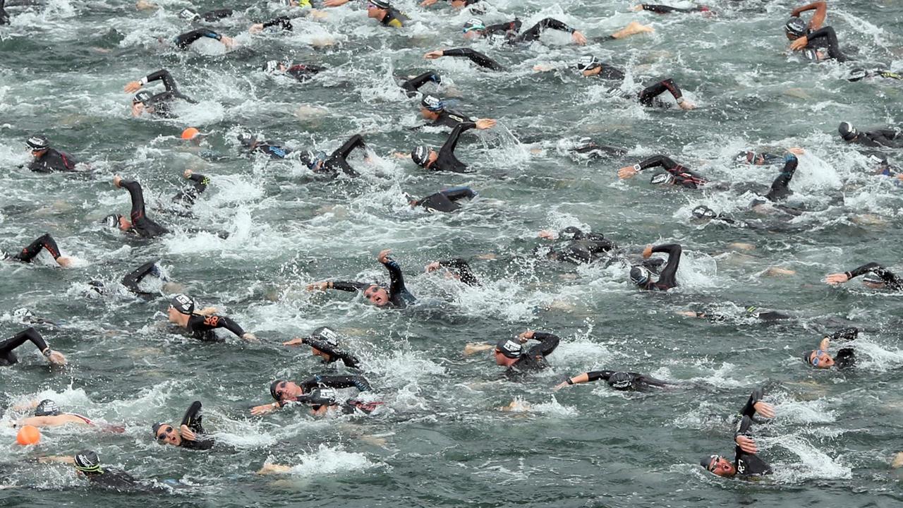 Triathleten schwimmen am 06.09.2015 beim Cologne Triathlon Weekend im Fühlinger See in Köln. Triathleten schwimmen am 06.09.2015 beim Cologne Triathlon Weekend im Fühlinger See in Köln.
