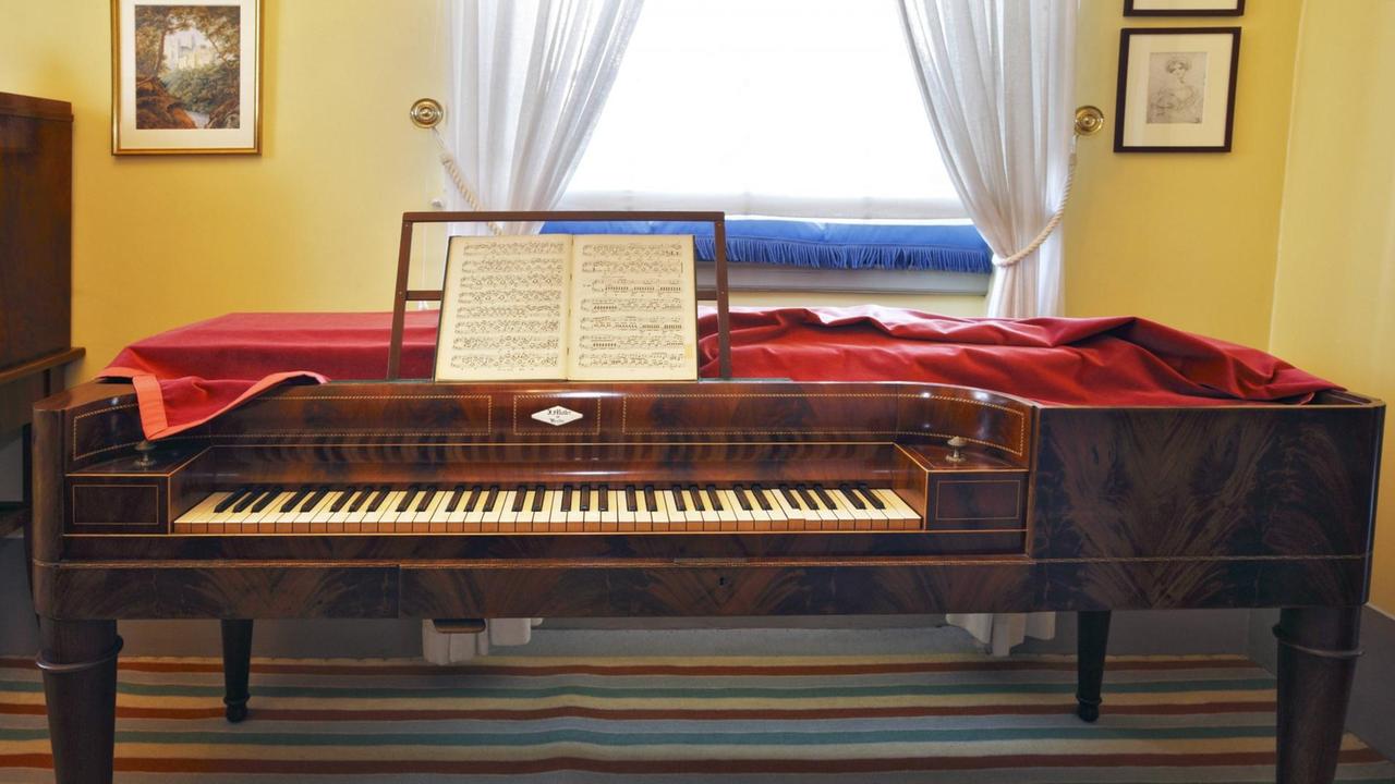 Das Hammerklavier von 1830 im Arbeitszimmer von Felix Mendelssohn Bartholdy mit aufgedeckten Tasten. Das Hammerklavier von 1830 im Arbeitszimmer von Felix Mendelssohn Bartholdy mit aufgedeckten Tasten.