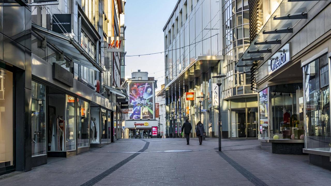Menschenleere Fußgängerzone in Essen Menschenleere Fußgängerzone in Essen