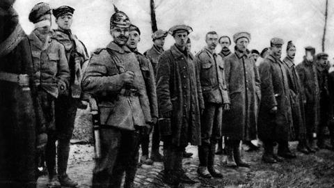 Gefangene britische Soldaten im 1. Weltkrieg nahe der belgischen Stadt Ypern 1915.