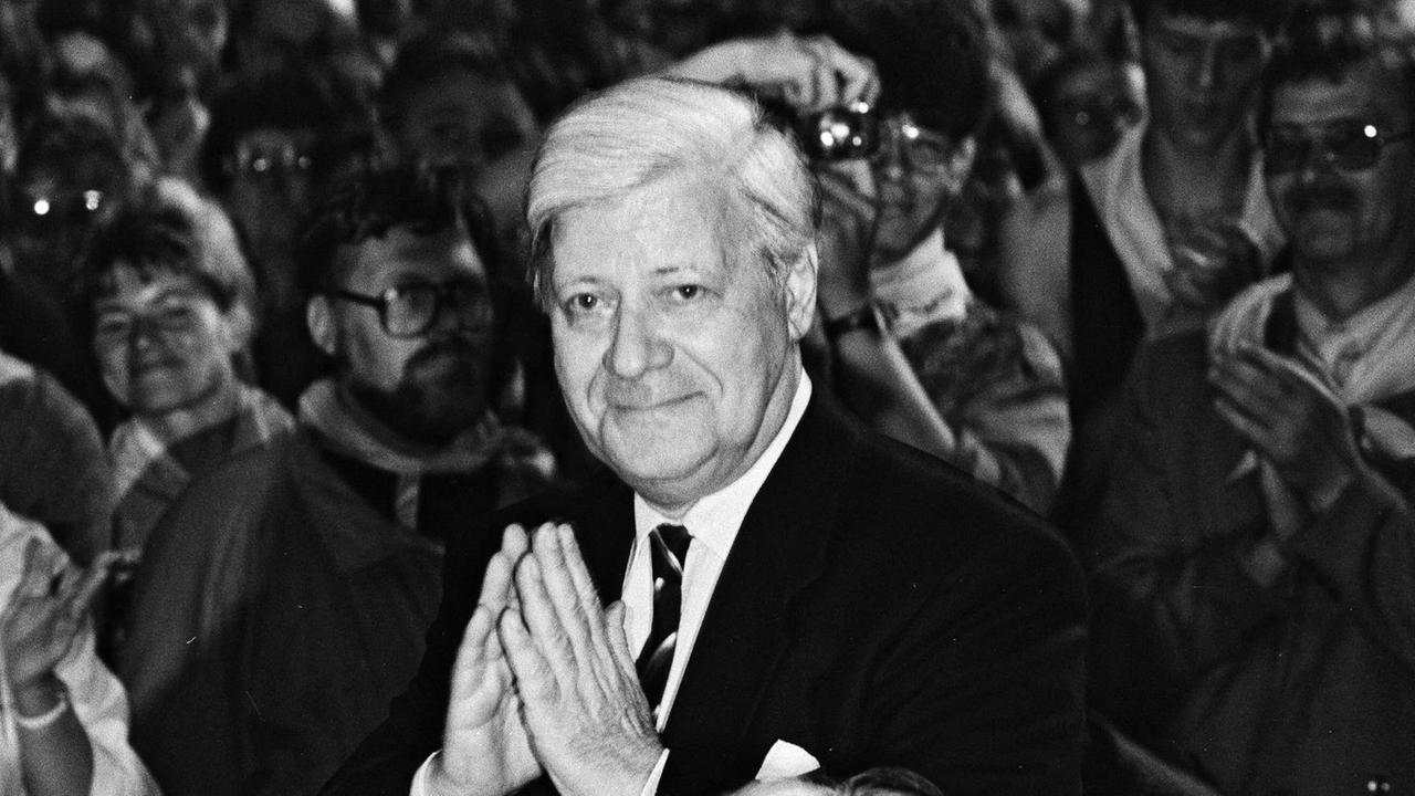 Altbundeskanzler Helmut Schmidt mit zum Gebet gefalteten Händen beim mecklenburgischen Kirchentag in Rostock vom 16.- 19.06.1988. Altbundeskanzler Helmut Schmidt mit zum Gebet gefalteten Händen beim mecklenburgischen Kirchentag in Rostock vom 16.- 19.06.1988.