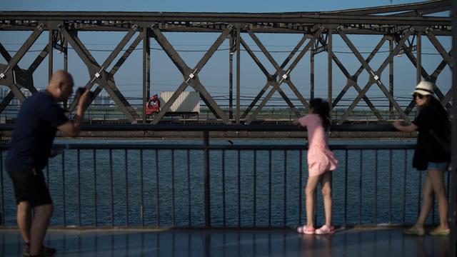 Zu sehen ist eine Brücke über den Yalu-Fluß, die China mit Nordkorea verbindet.
