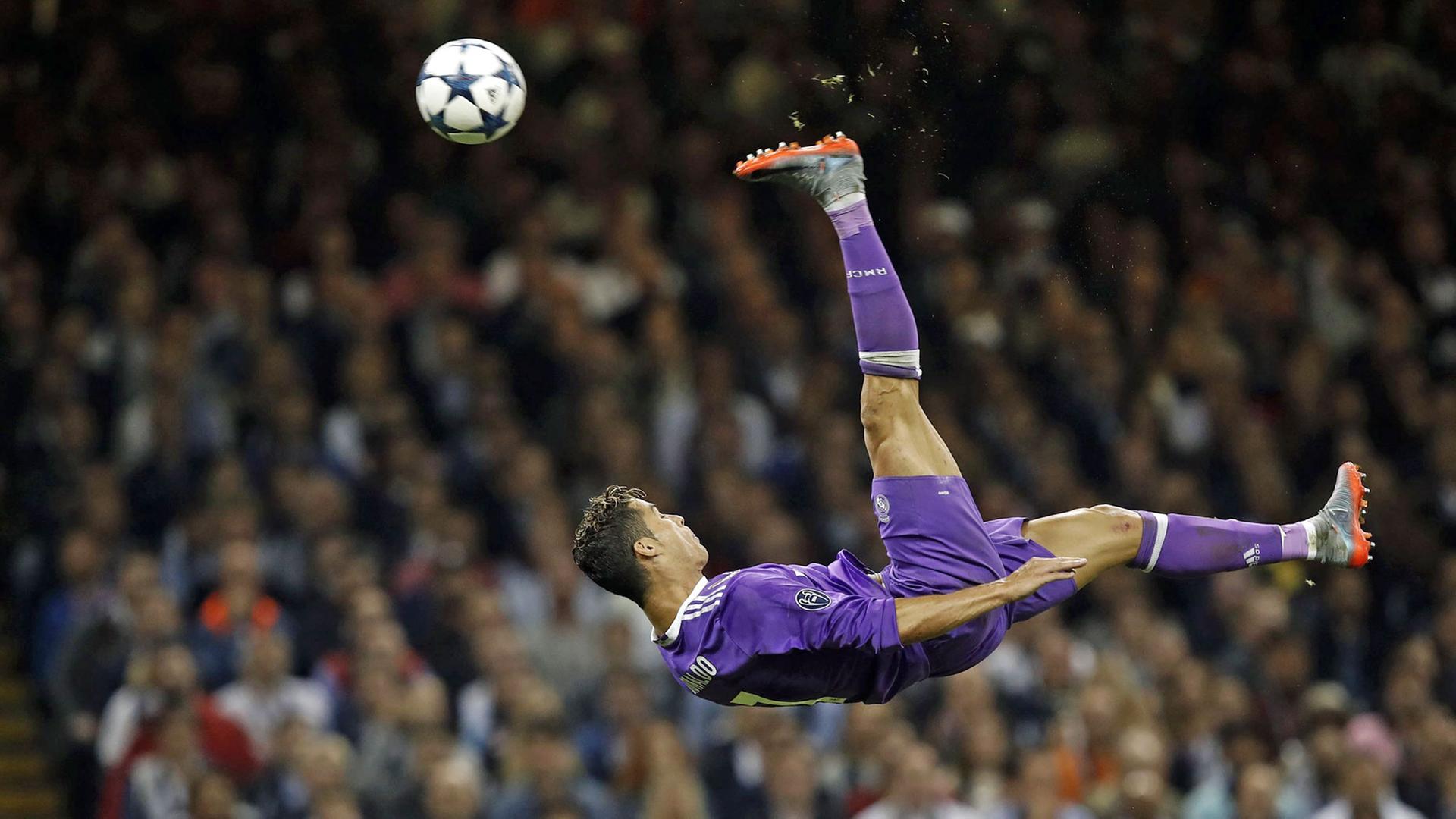 Fallrückzieher von Christiano Ronaldo beim Champions-League-Finale Juventus Turin gegen Real Madrid am 3. Juni 2017 Fallrückzieher von Christiano Ronaldo beim Champions-League-Finale Juventus Turin gegen Real Madrid am 3. Juni 2017