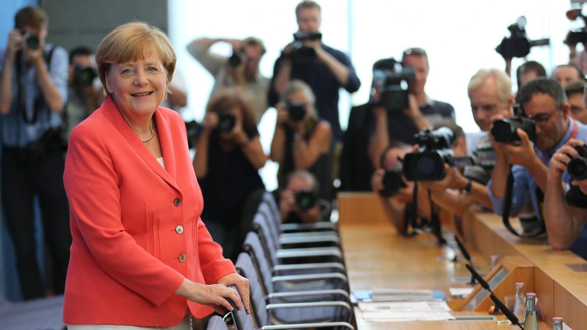 Bundeskanzlerin Angela Merkel (CDU) äußert sich am 31.08.2015 in Berlin auf einer Pressekonferenz zu aktuellen Themen der Innen- und Außenpolitik. Bundeskanzlerin Angela Merkel (CDU) äußert sich am 31.08.2015 in Berlin auf einer Pressekonferenz zu aktuellen Themen der Innen- und Außenpolitik.
