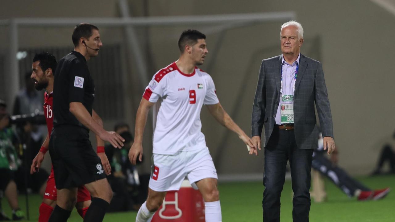 Bernd Stange als Cheftrainer der syrischen Nationalmannschaft an Spielfeldrand, während des AFC Asien-Pokal-Spiels der Gruppe B zwischen Syrien und Palästina im Sharjah-Stadion am 6. Januar 2019 in Sharjah, Vereinigte Arabische Emirate. Bernd Stange als Cheftrainer der syrischen Nationalmannschaft an Spielfeldrand, während des AFC Asien-Pokal-Spiels der Gruppe B zwischen Syrien und Palästina im Sharjah-Stadion am 6. Januar 2019 in Sharjah, Vereinigte Arabische Emirate.