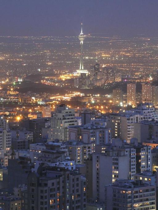 Blick über Teheran im Iran während eines Sonneruntergangs 2012
