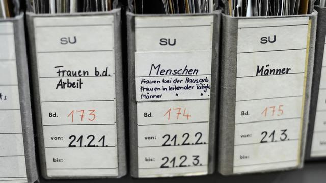 Archiv-Stehsammler in einem Regal in einem Fotoarchiv